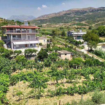 Toma's * Sarandë